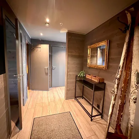 Modern 2-bedroom With Balcony And Mountain Views Lejlighed *